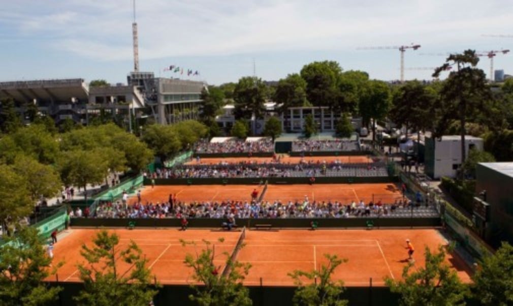 The winners of this yearÈs French Open singles titles will receive a cheque for ä1.65 million after organisers announced an increase in the pri...