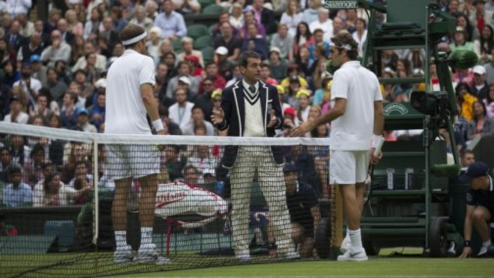 Roger Federer reached the third round of Wimbledon with a convincing 6-3 7-5 6-3 victory over Gilles Muller in the first match played under the Cen...