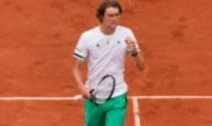 Alexander Zverev treated the spectators at the Monte-Carlo Masters to a Friday night thriller as he toasted his 21st birthday in style