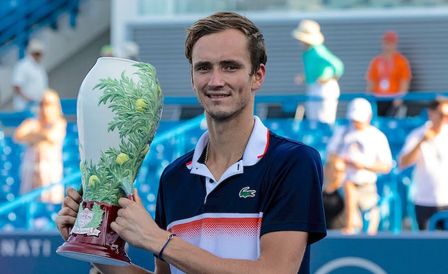 Daniil Medvedev with the trophy in Cincinnati 2019