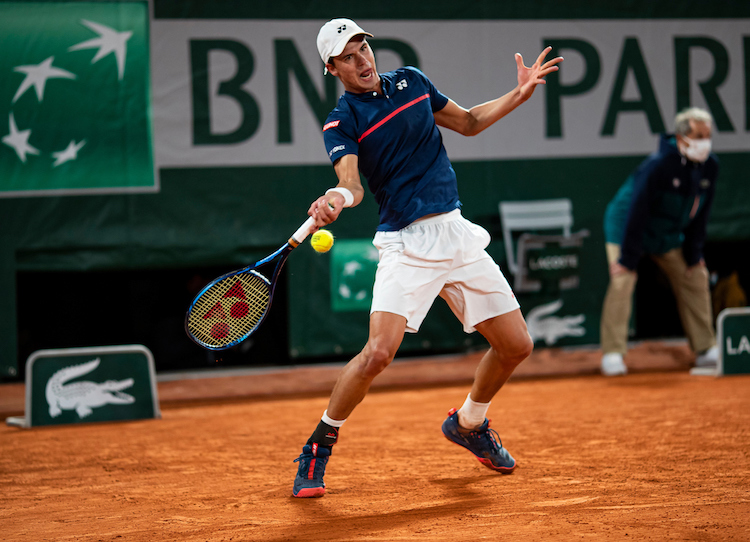 Daniel Altmaier plays a forehand at Roland Garros 2020