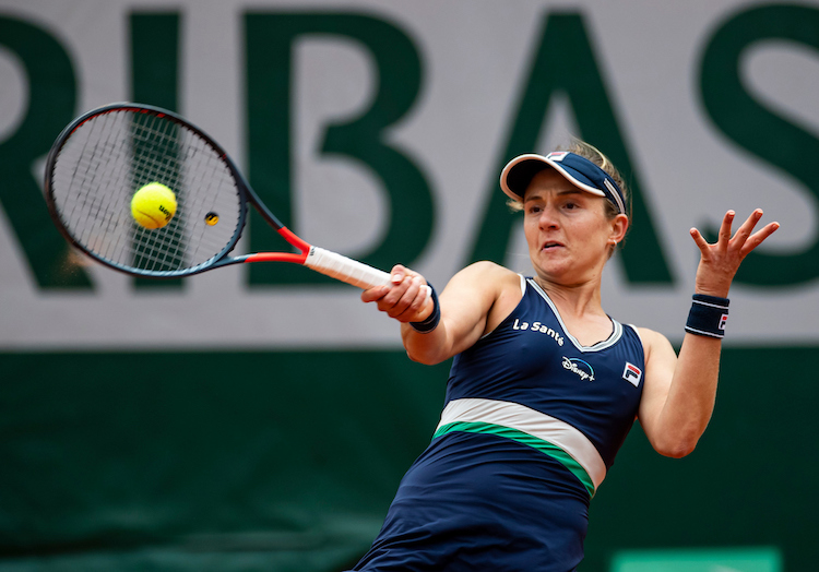 Nadia Podoroska struggles to hit a forehand at Roland Garros 2020