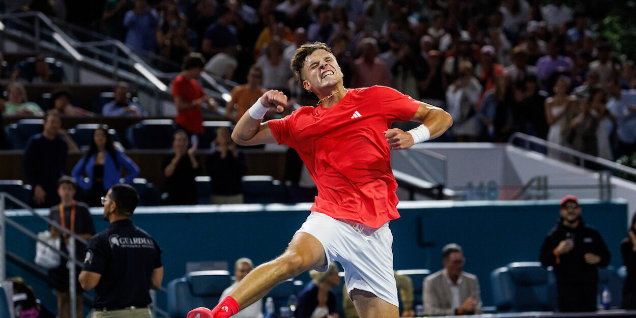 Lunch break lifeline: A referee’s absence helped Jakub Mensik win Miami