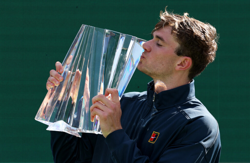Jack Draper kisses the Indian Wells trophy