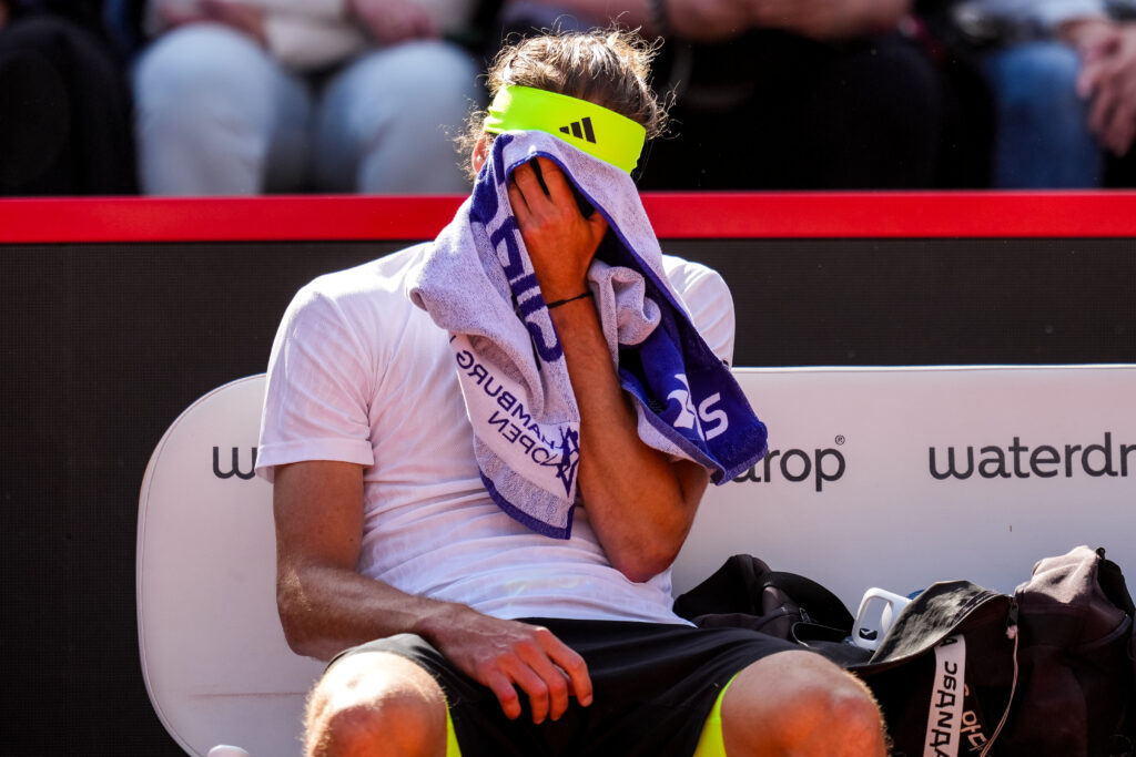 Alexander Zverev covers his face with a towel