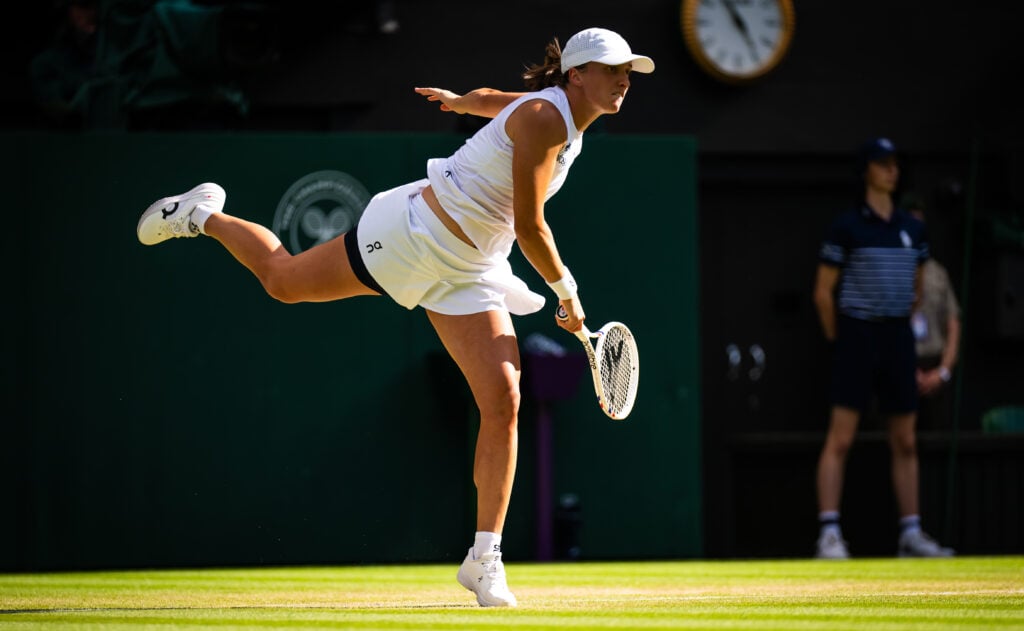 Iga Swiatek serves