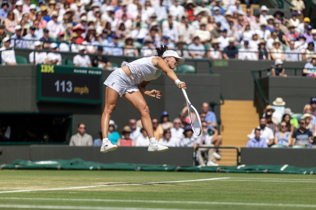 Iga Swiatek serves