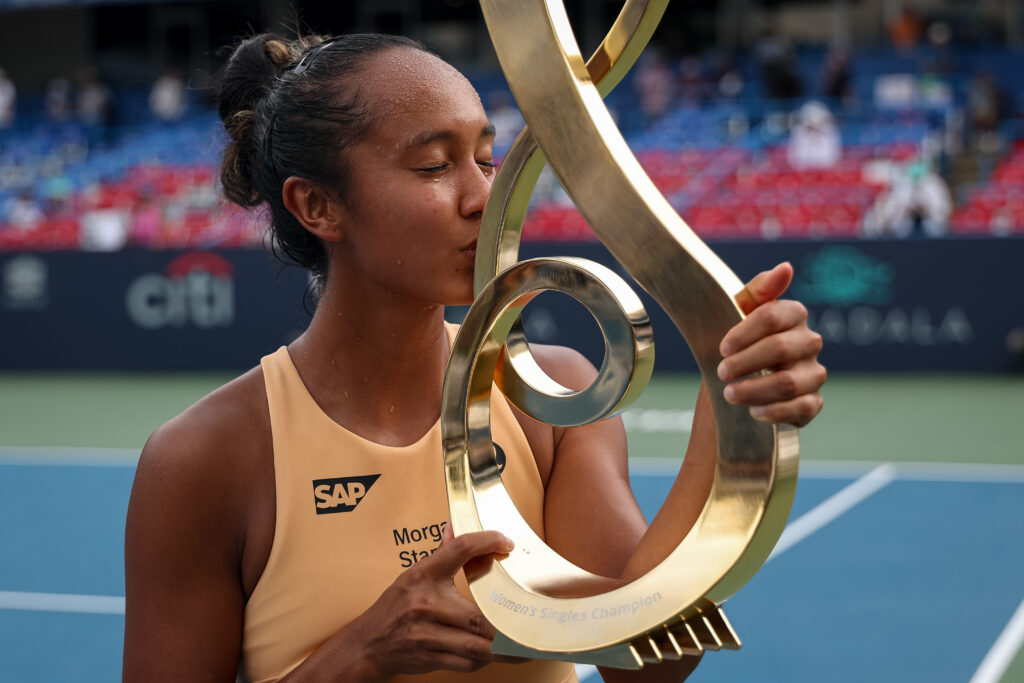 Leylah Fernandez kisses Washington Open trophy