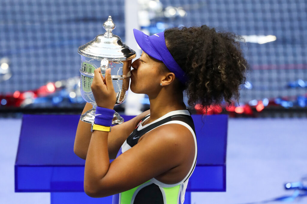 Naomi Osaka kisses the US Open trophy