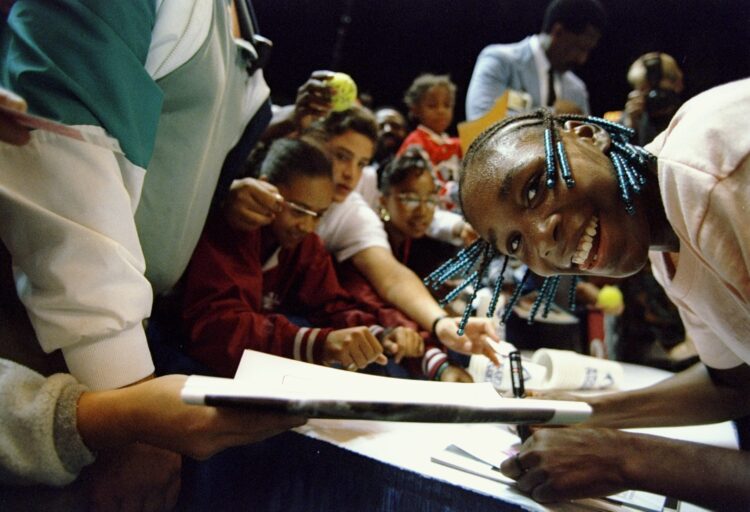 31 Oct 1994: Venus Williams signs autographs at the Bank of the West.
