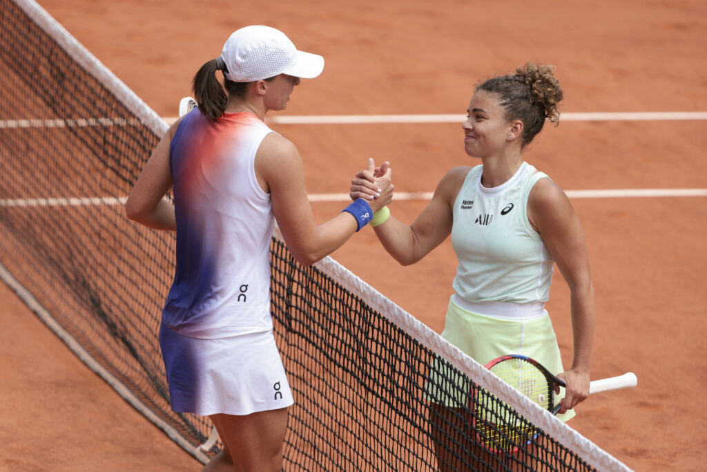 Iga Swiatek and Jasmine Paolini shake hands