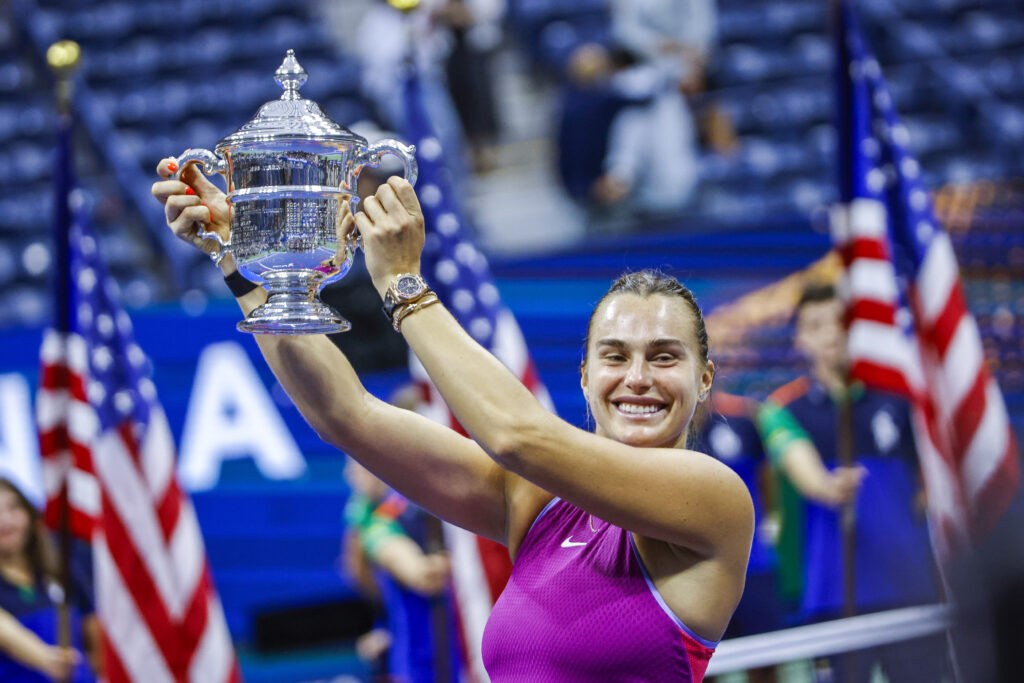 Aryna Sabalenka lifts the US Open trophy