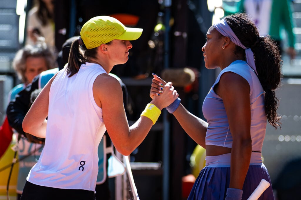 Iga Swiatek and Coco Gauff shake hands