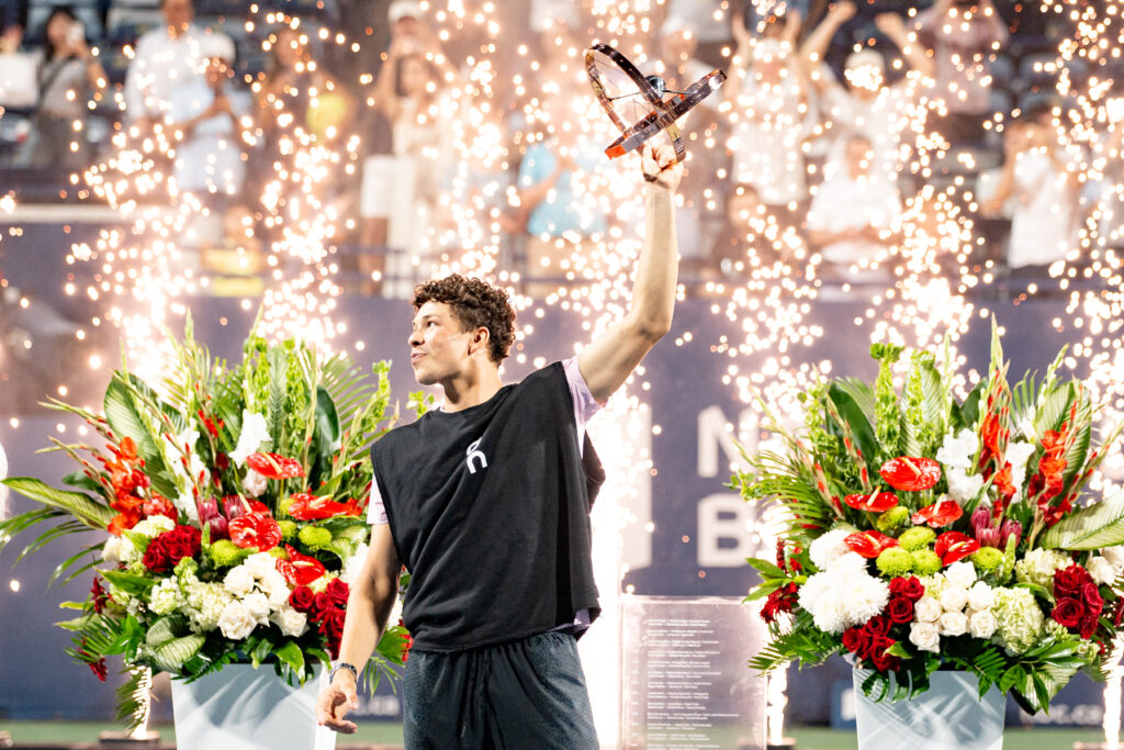 Ben Shelton lifts the Canadian Open trophy