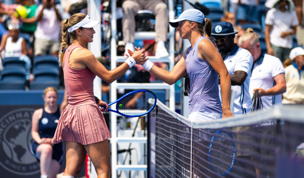 Iga Swiatek and Anna Kalinskaya shake hands