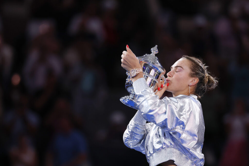 Aryna Sabalenka kisses the US Open trophy