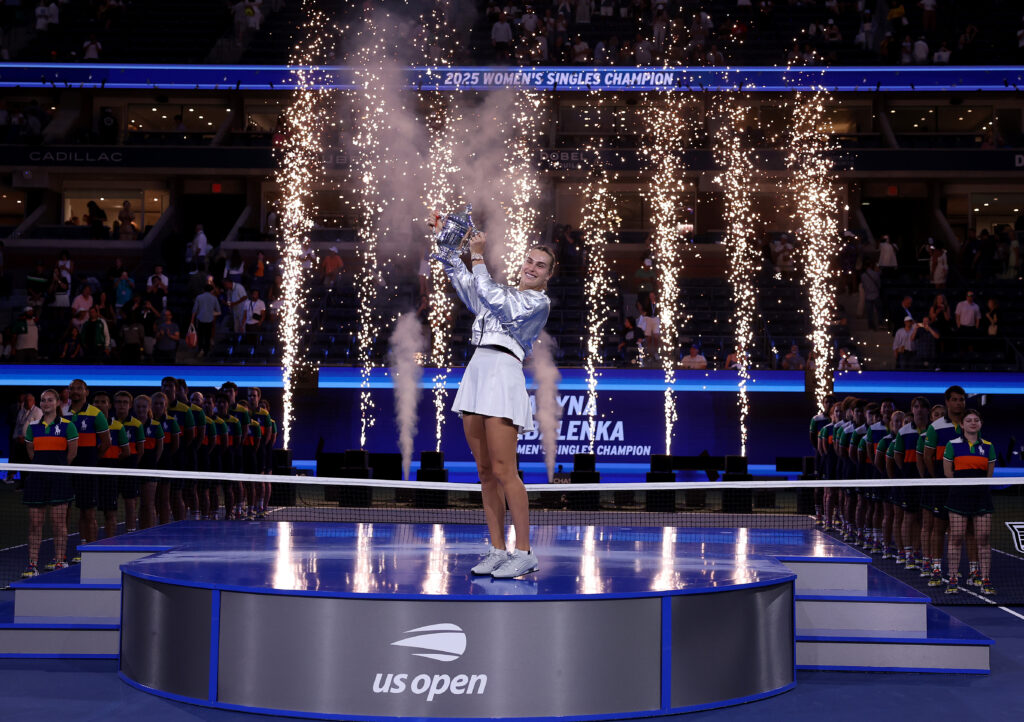 Aryna Sabalenka lifts the US Open trophy