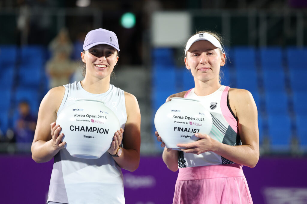 Iga Swiatek and Ekaterina Alexandrova holding their trophies at the 2025 Korea Open