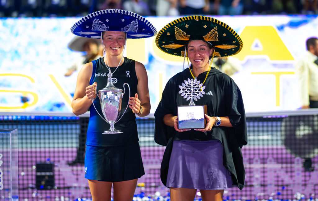 Champion Iga Swiatek of Poland and runner-up Jessica Pegula of the United States pose with their trophies after the final of the GNP Seguros WTA Finals Cancun 2023 part of the Hologic WTA Tour on November 06, 2023 in Cancun, Mexico