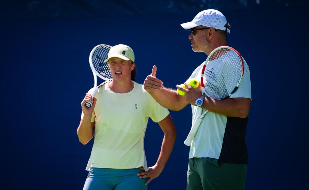 Iga Swiatek of Poland talks to coach Tomasz Wiktorowski during practice on Day 1 of the Cincinnati Open at Lindner Family Tennis Center on August 11, 2024 in Mason, Ohio