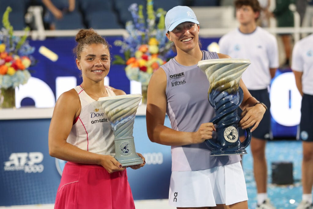 Iga Swiatek of Poland (right) poses with the Rookwood Cup and Jasmine Paolini of Italy after winning the championship match at the Cincinnati Open at the Lindner Family Tennis Center on August 18, 2025 in Mason, OH.