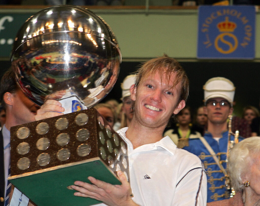 Thomas Johansson of Sweden lifts the trophy after his victory in the Stockholm Open ATP tennis tournament, 31 October 2004, over tennis ikon Andre Agassi of the USA in 2 sets to 1 (3-6, 6-3 and 7-6).