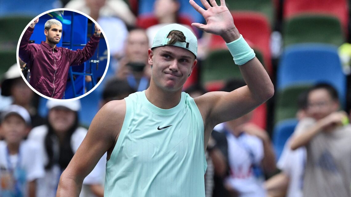 Main: Holger Rune waves to the crowd. Inset top left: Carlos alcaraz puts his thumbs up to the crowd.