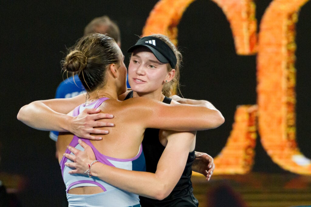 Aryna Sabalenka and Elena Rybakina hug