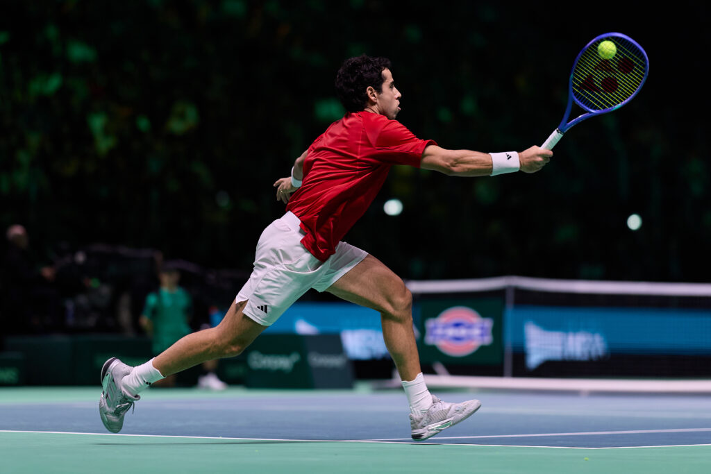 Jaume Munar hits a forehand