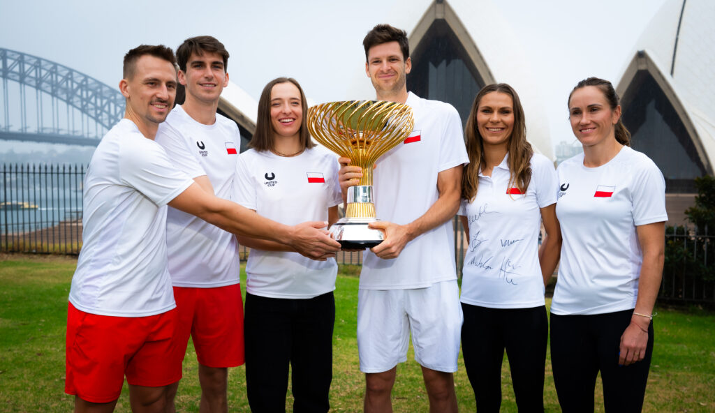 Iga Swiatek, Hubert Hurkacz, Jan Zielinski, Katarzyna Kawa, Daniel Michalski and Katarzyna Piter of Poland pose with the champions trophy during the United Cup 2026 Champion Trophy Shoot on January 12, 2026 at Royal Botanic Gardens in Sydney, Australia