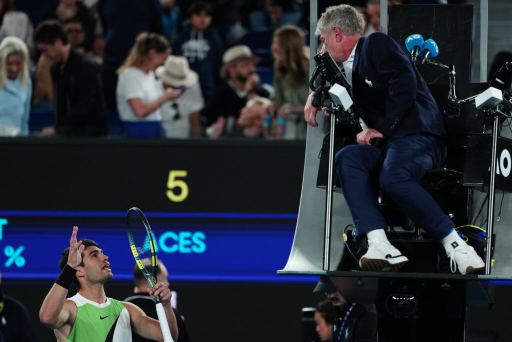 Carlos Alcaraz complains to a chair umpire