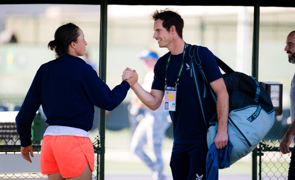 Iga Swiatek of Poland visits Andy Murray of Great Britain during his practice at the Indian Wells Tennis Garden on October 09, 2021 in Indian Wells, California