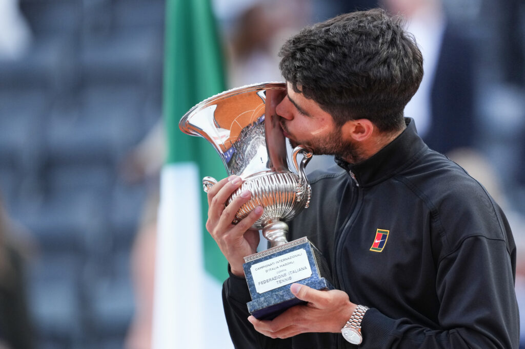 Carlos Alcaraz kisses the Italian Open trophy in 2025