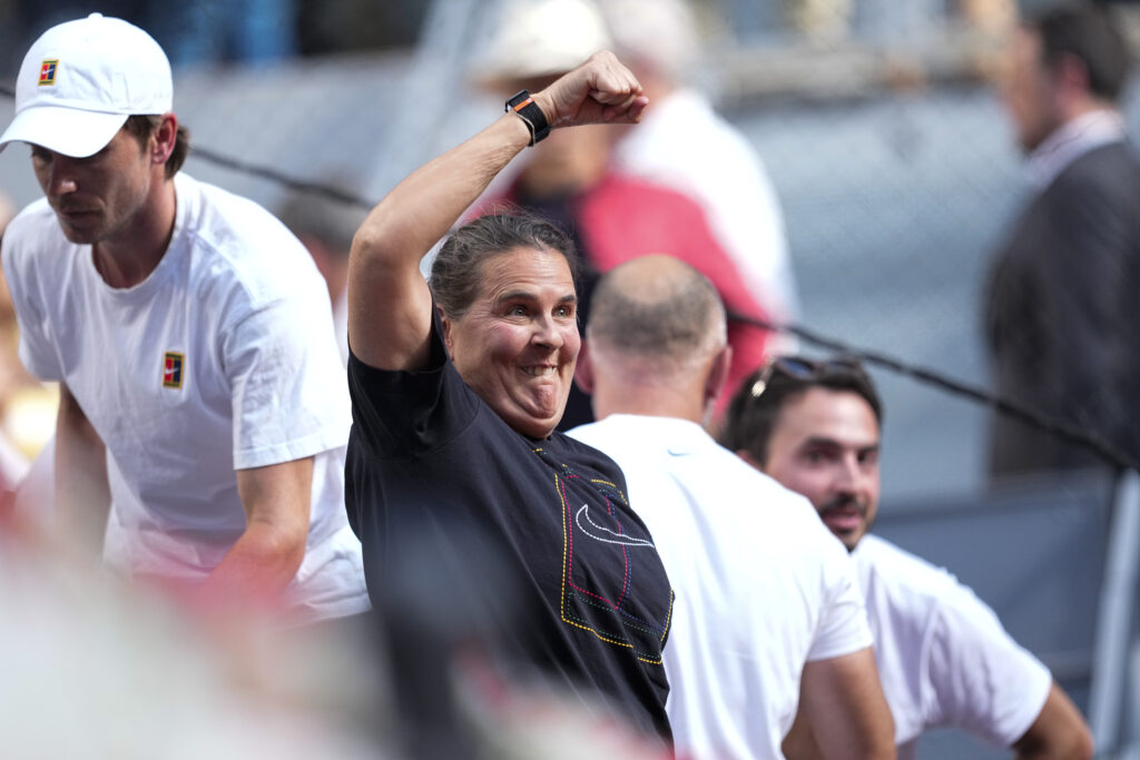 Conchita Martinez celebrates during Mirra Andreeva's semi-final win in Madrid
