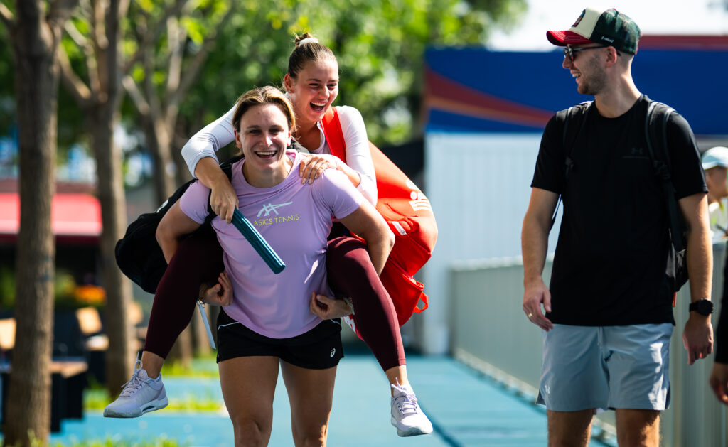 Sandra Zaniewska and Marta Kostyuk pictured together at the 2025 China Open