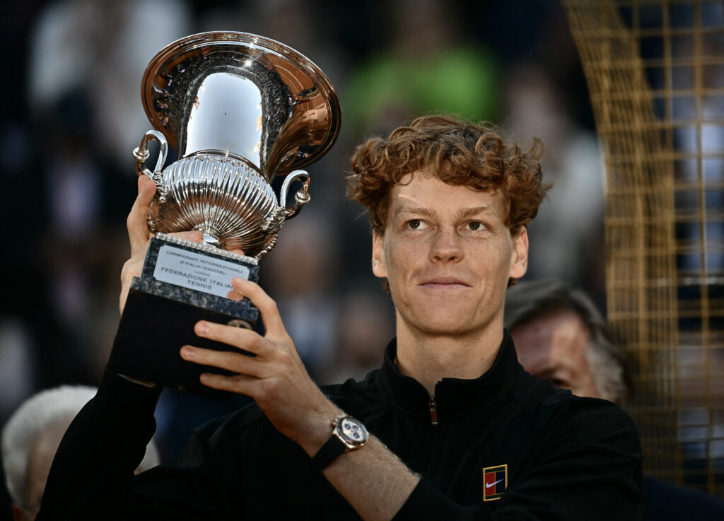 Jannik Sinner lifts the trophy