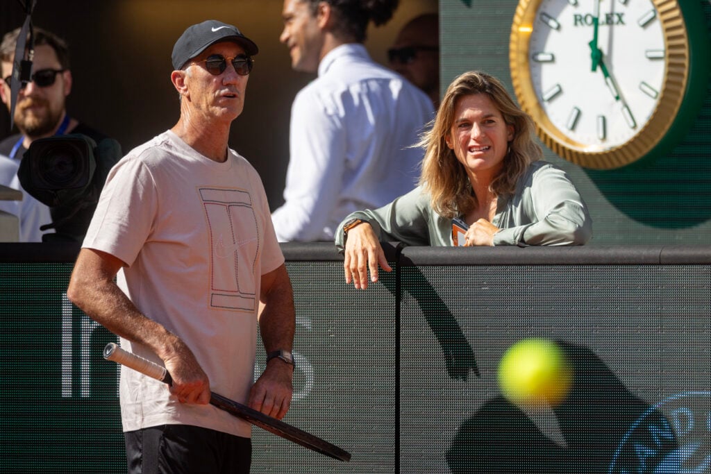 Darren Cahill speaks to Amelie Mauresmo at the 2026 French Open