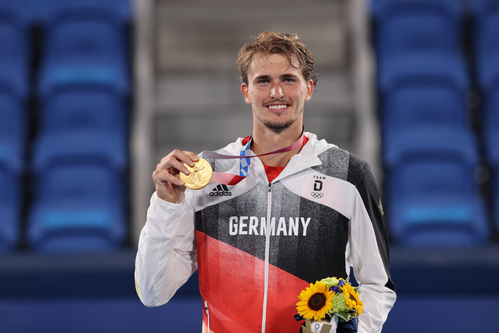 Alexander Zverev poses with his gold medal in 2021.