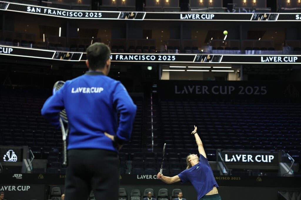 Tim Henman watches Alexander Zverev train for the 2025 Laver Cup.