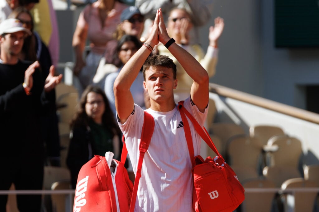 Jakub Mensik leaves the court after losing to Alexander Zverev in the 2026 Roland Garros semi-finals.