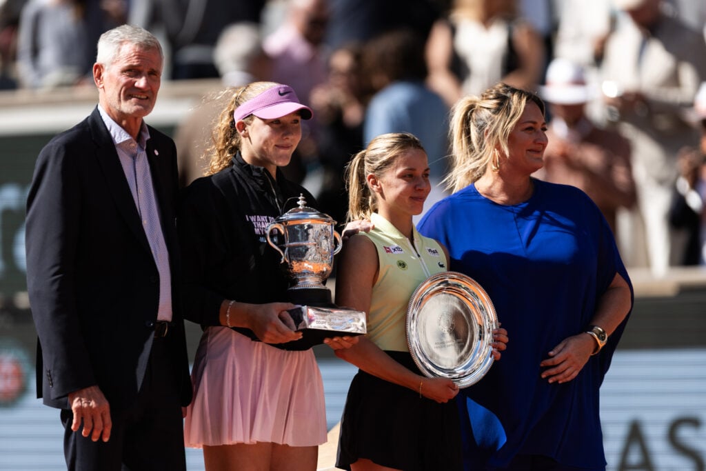 Mirra Andreeva and Maja Chwalinska pictured alongside Mary Pierce after the French Open final.