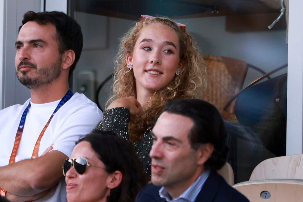 Mirra Andreeva watching the men's Roland Garros final between Alexander Zverev and Flavio Cobolli.