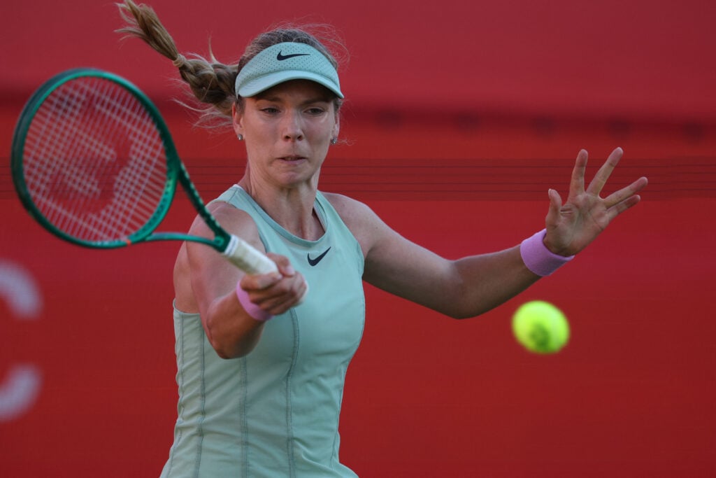 Katie Boulter hits a forehand to Elena Rybakina at Queen's.