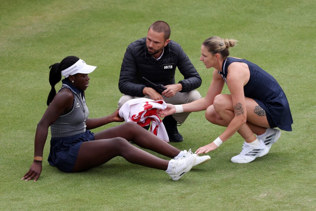 Karolina Pliskova hands Victoria Mboko her towel after suffering injury at Queen's.