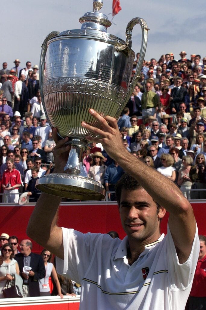 US Pete Sampras holds up the the Stella Artois trophy after beating British Tim Henman in the final of the Stella Artois Championship at the Queens Club, West london, 13 June 1999. Sampras won 6-7 (1/7), 6-4, 7-6 (7/4).