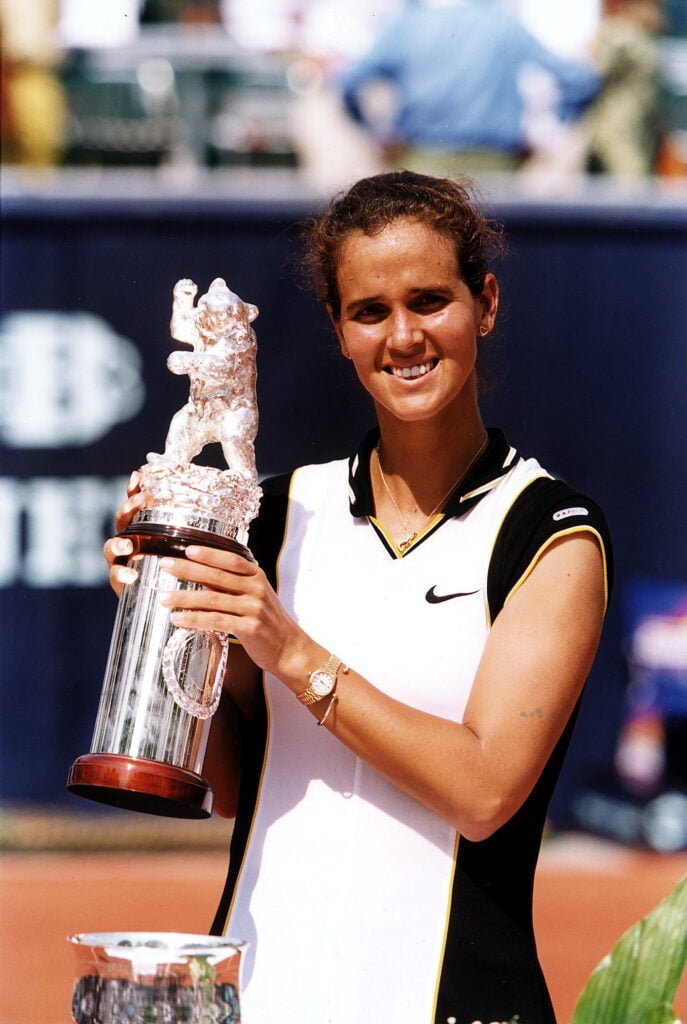 Mary Joe Fernandez poses with the Berlin Open trophy in 1997