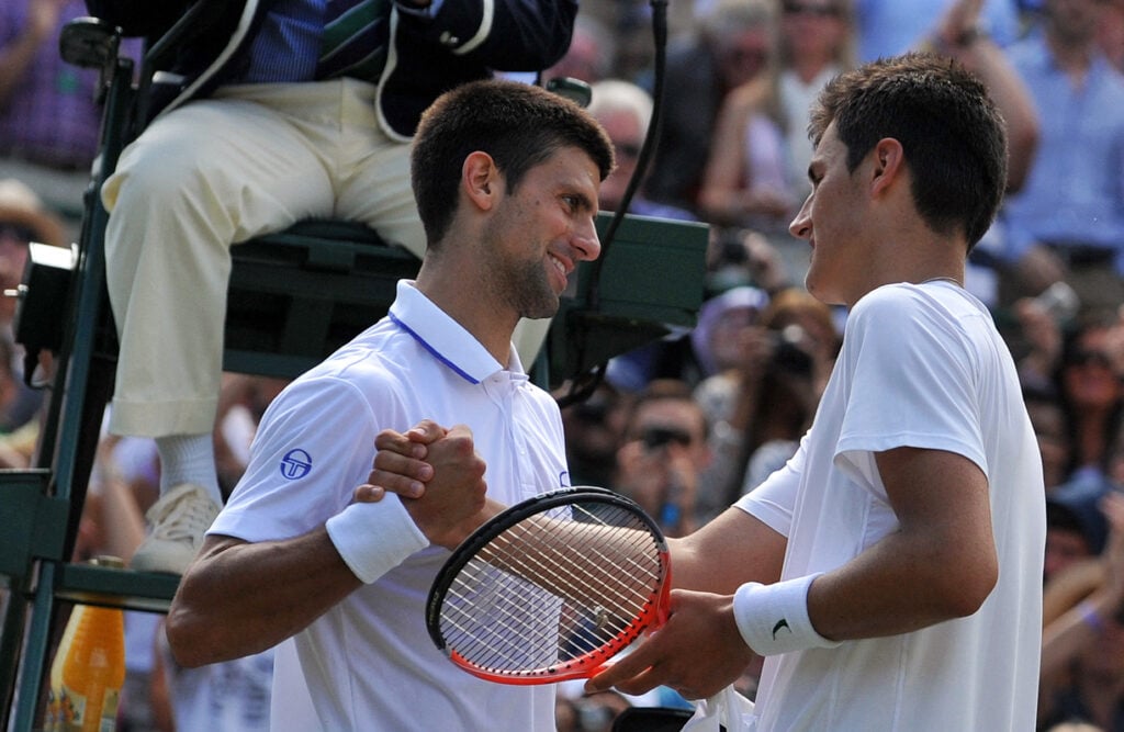 El jugador serbio Novak Djokovic (i) se da la mano después de ganarle al jugador australiano Bernard Tomic durante el campeonato de tenis de Wimbledon en el All England Tennis Club, en el suroeste de Londres, el 29 de junio de 2011.
