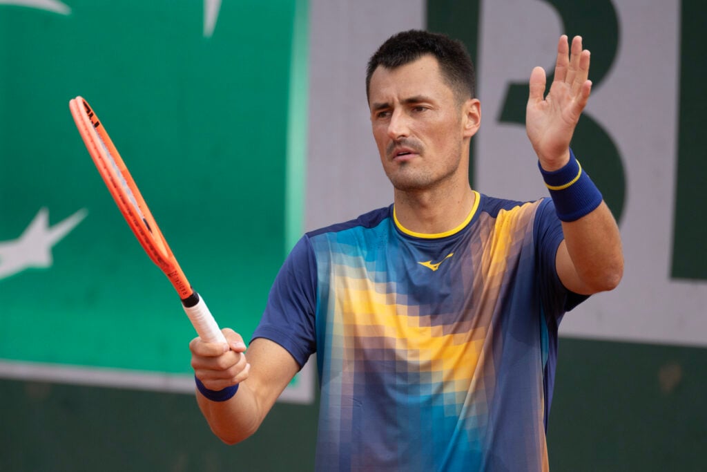 Bernard Tomic de Australia felicita a su oponente por un tiro durante su derrota contra Ethan Quinn de los Estados Unidos en la segunda ronda del torneo de clasificación para el Torneo Abierto de Tenis de Francia 2025 en Roland Garros el 21 de mayo de 2025, en París, Francia.