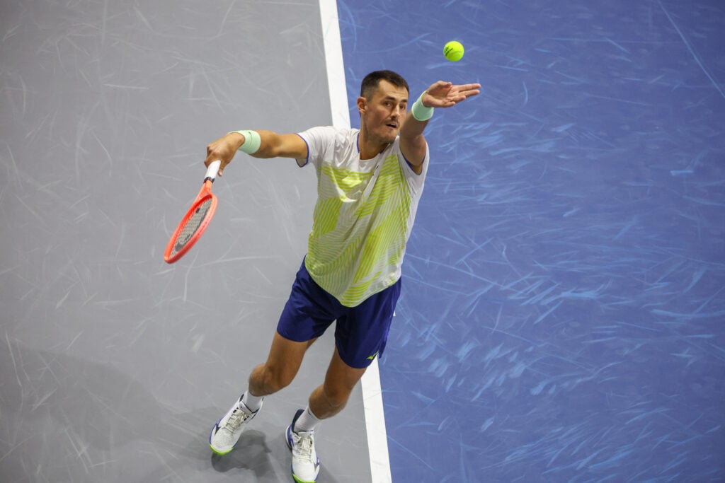 Bernard Tomic (AUS) sirve durante la clasificación para el Nexo Dallas Open el 8 de febrero de 2026 en el Ford Center en The Star en Frisco, TX.
