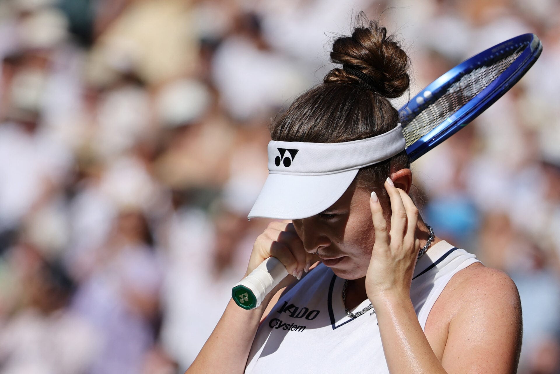 Linda Noskova explains what really happened at the end of the second set of her Wimbledon final with Karolina Muchova